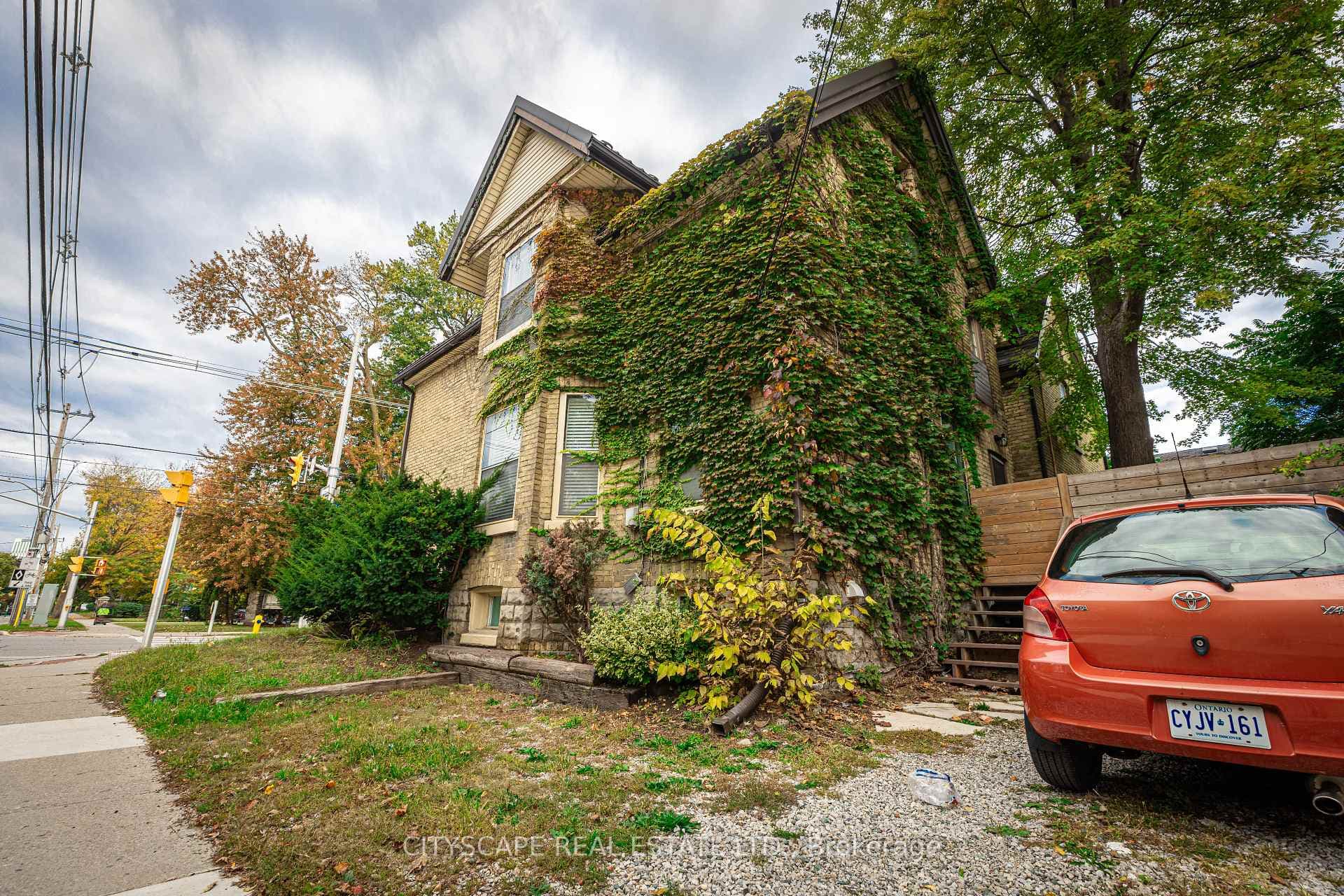 452 Adelaide Street photo 13