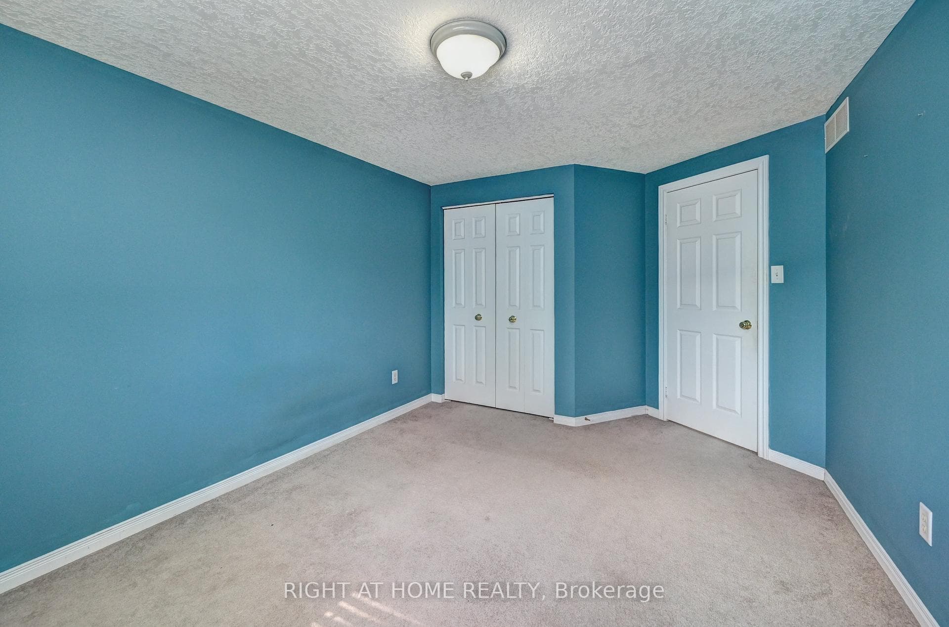 760 Paris Boulevard photo 30