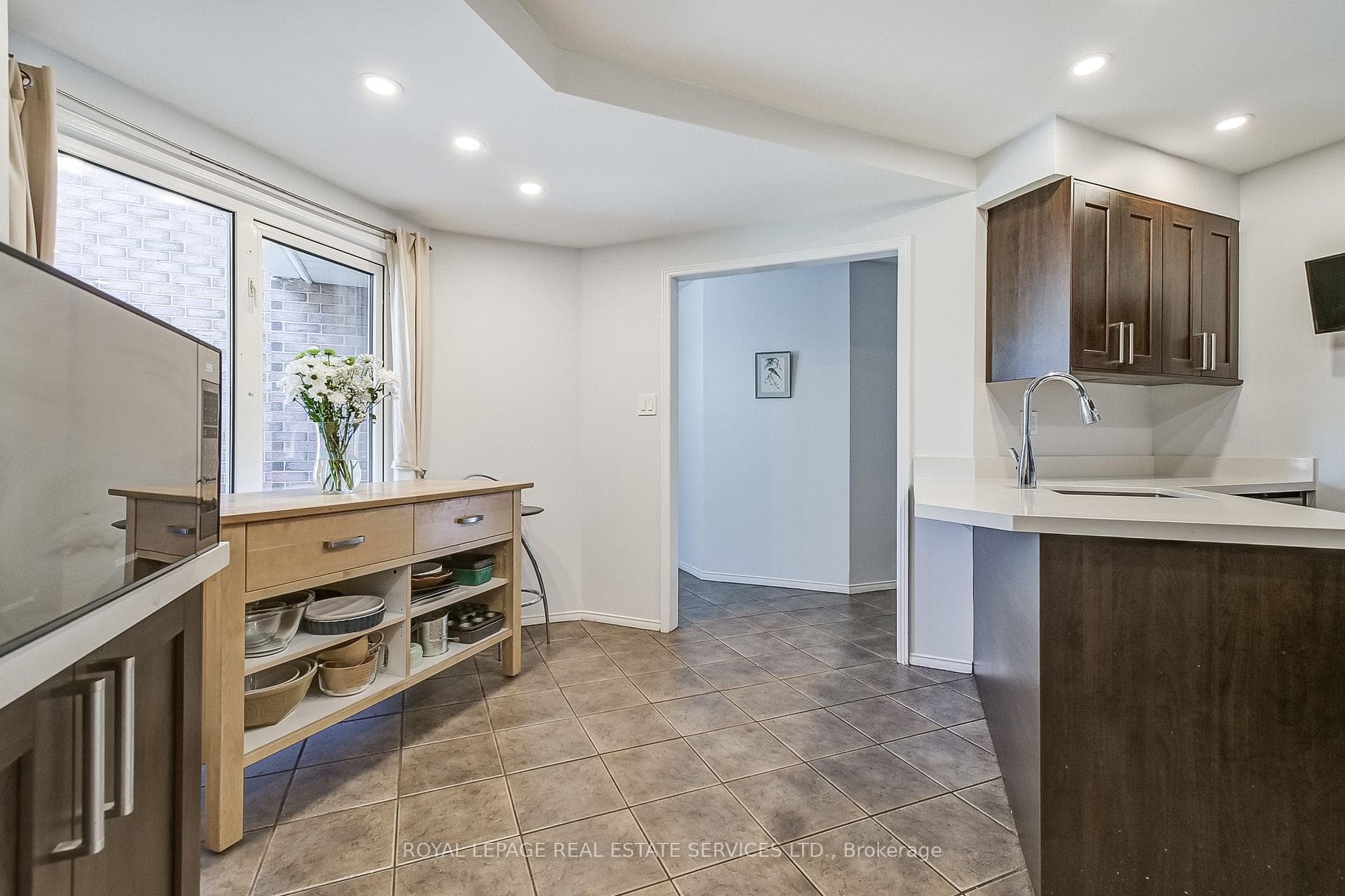 2785 Lindholm Crescent photo 5
