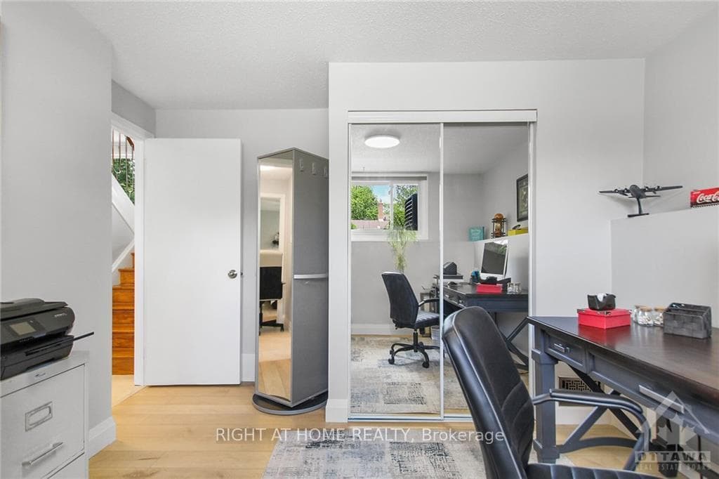 571 EASTVALE Drive photo 20