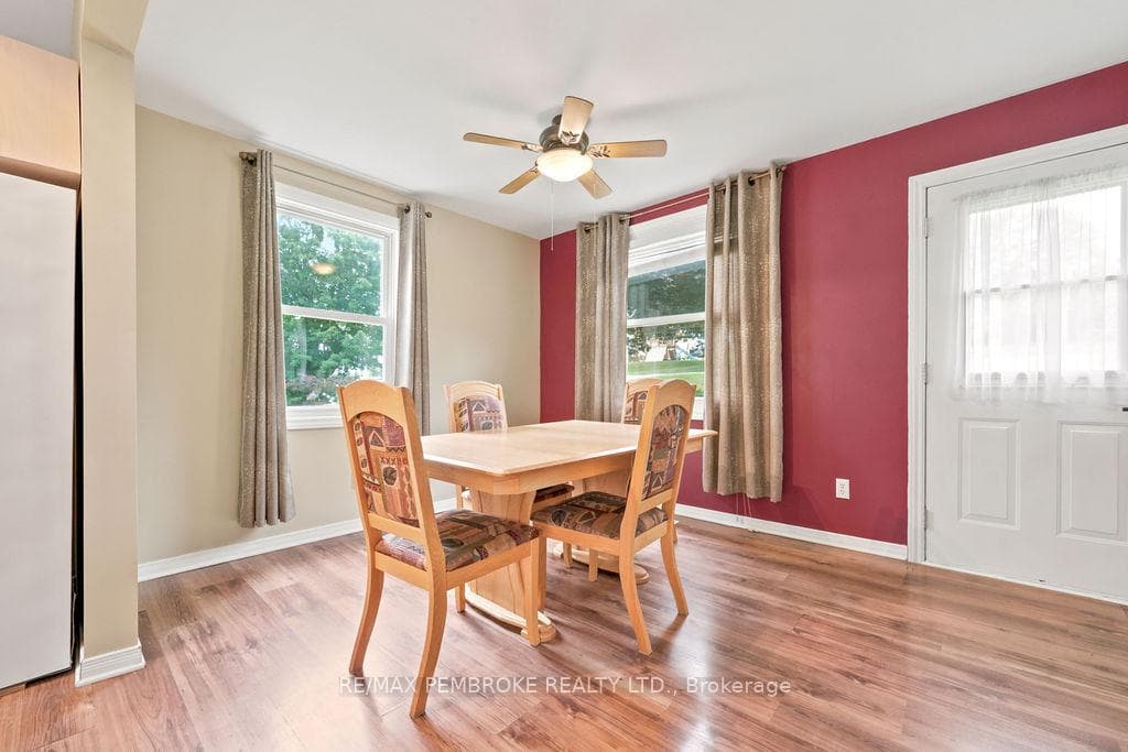 225 Wellington Street photo 17