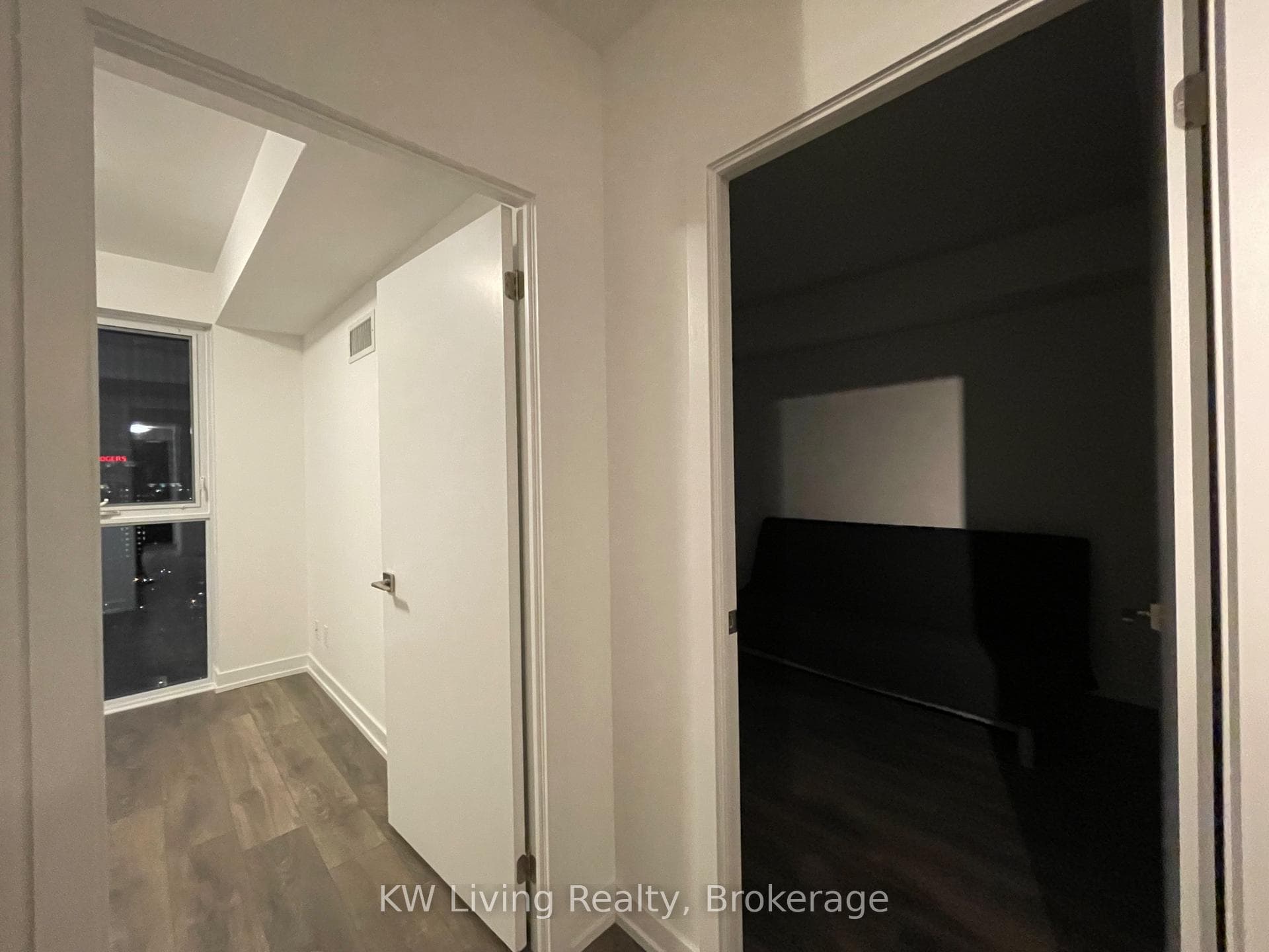 159 Wellesley Street Unit 2102 photo 12