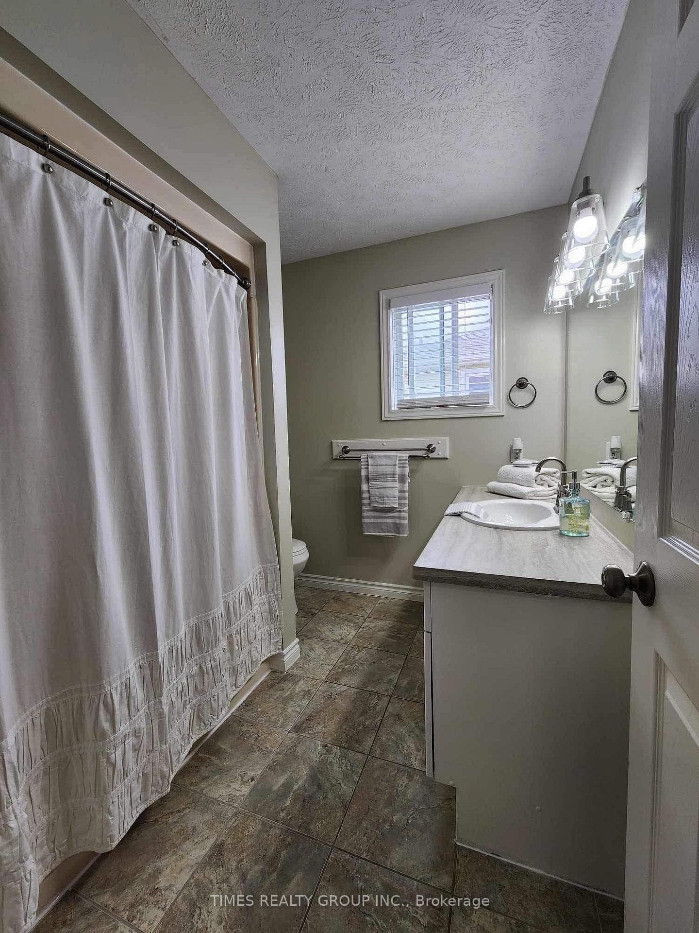 969 Waterloo Street photo 11