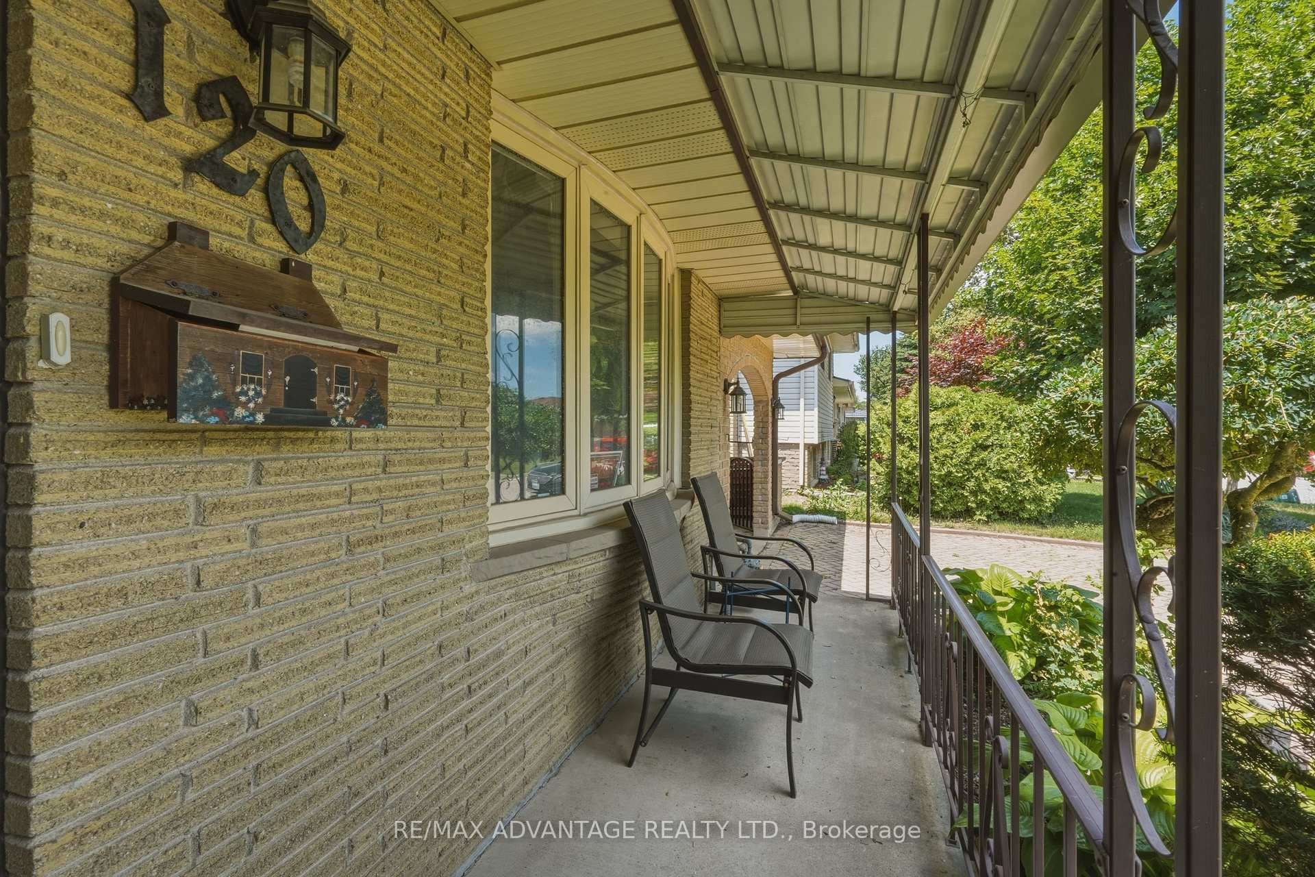 120 Champlain Crescent photo 5