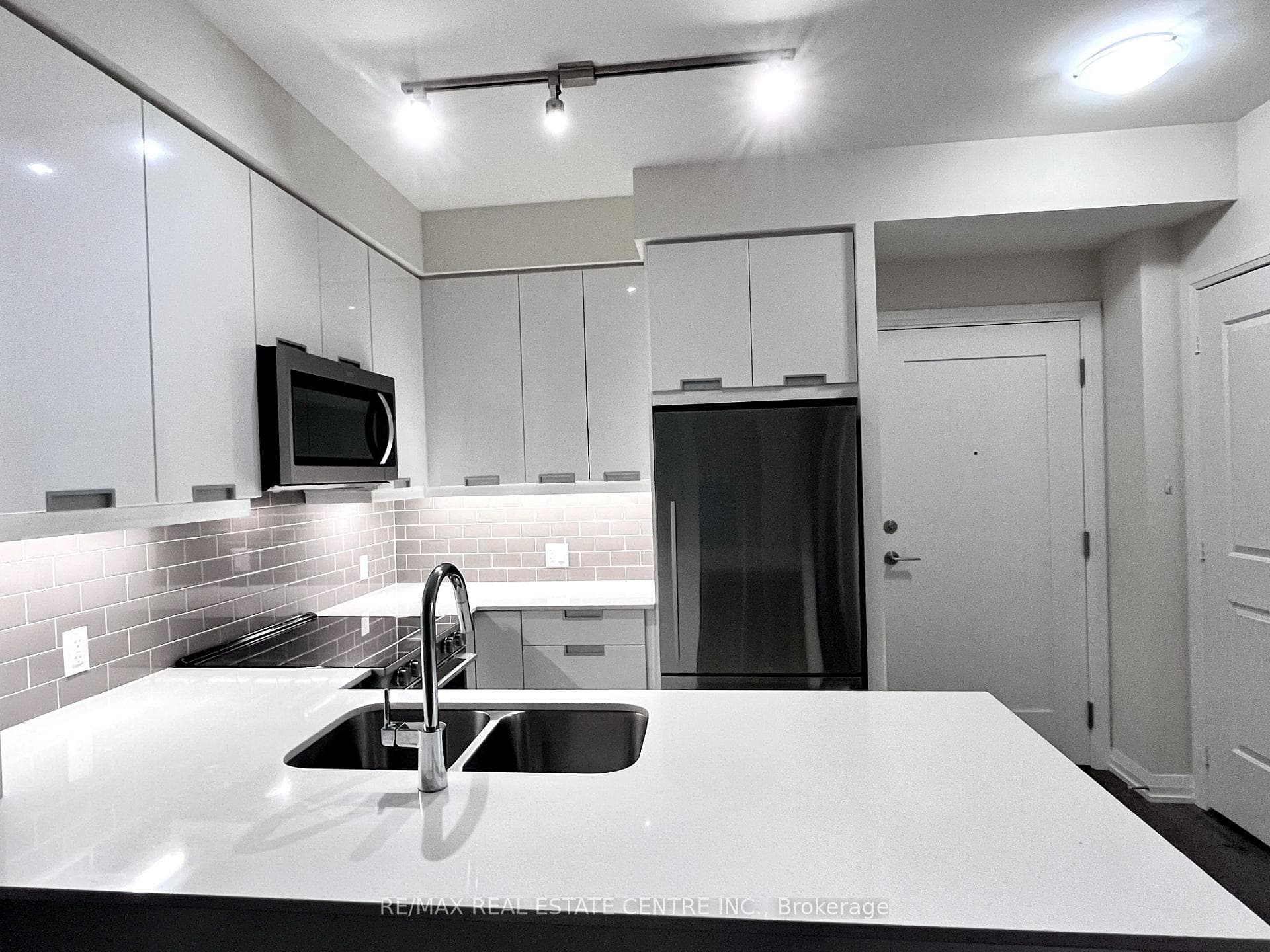 35 Watergarden Drive Unit 1715 photo 6