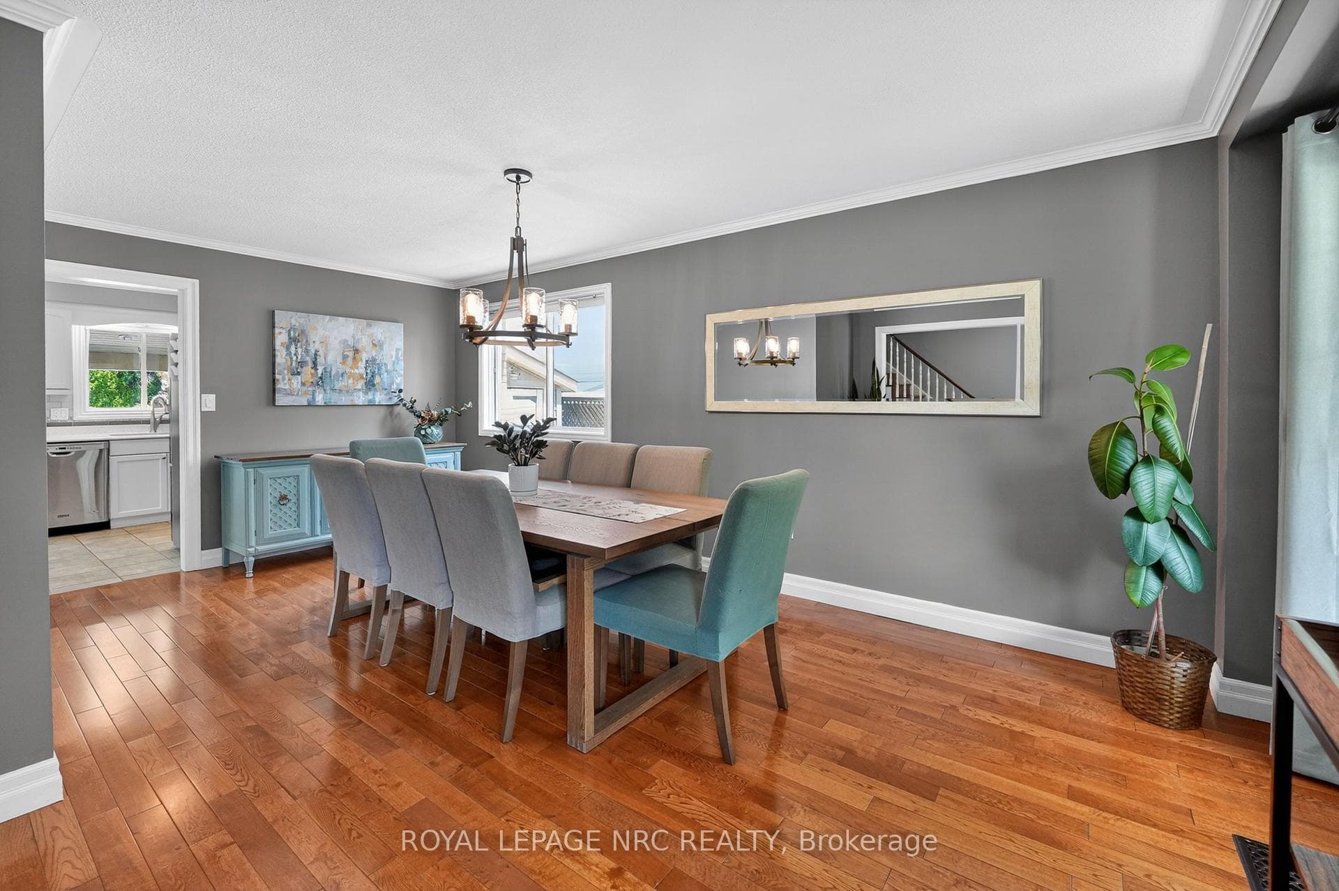 Spacious diningroom