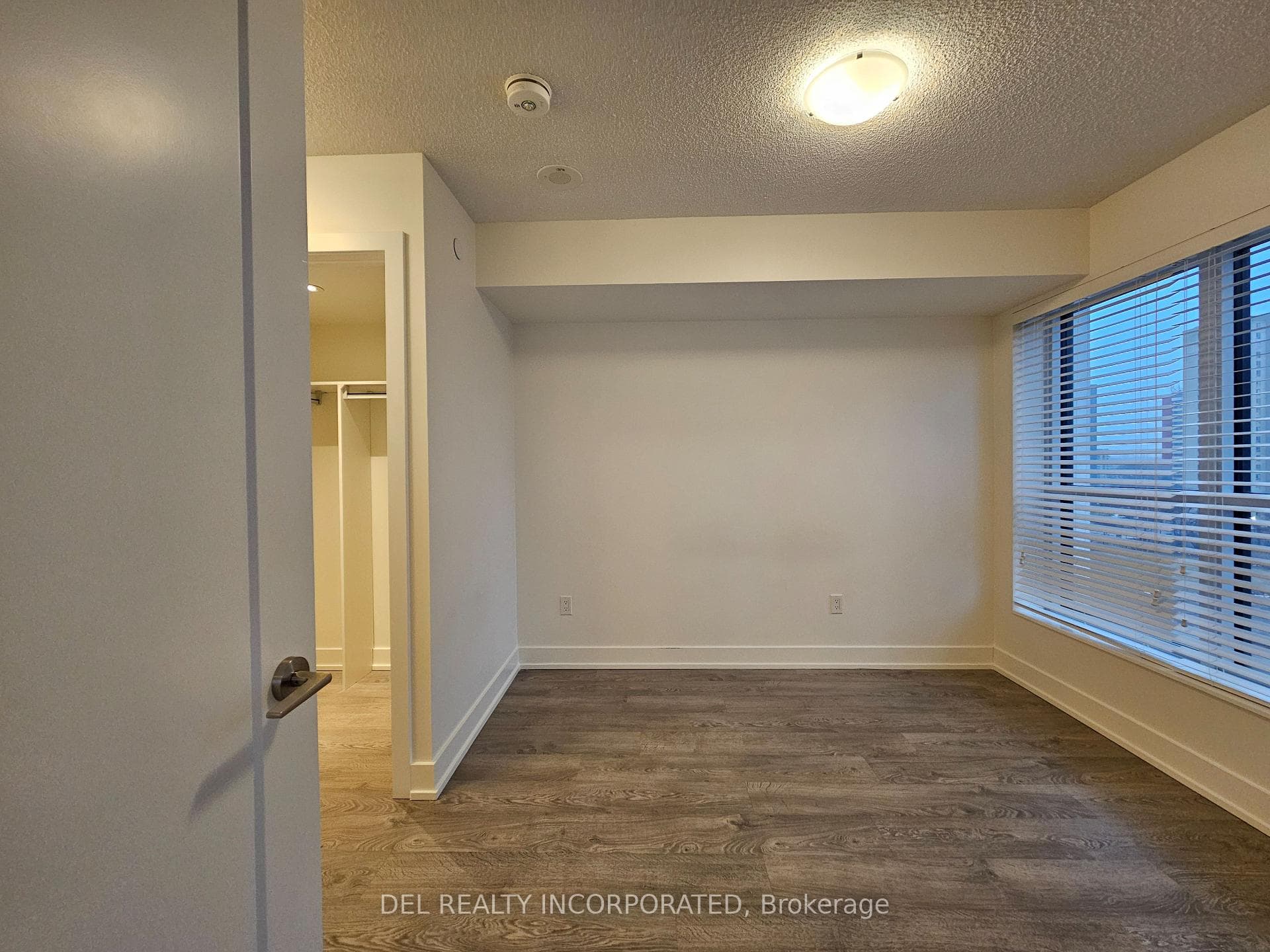 9 Mabelle Avenue Unit 818 photo 5