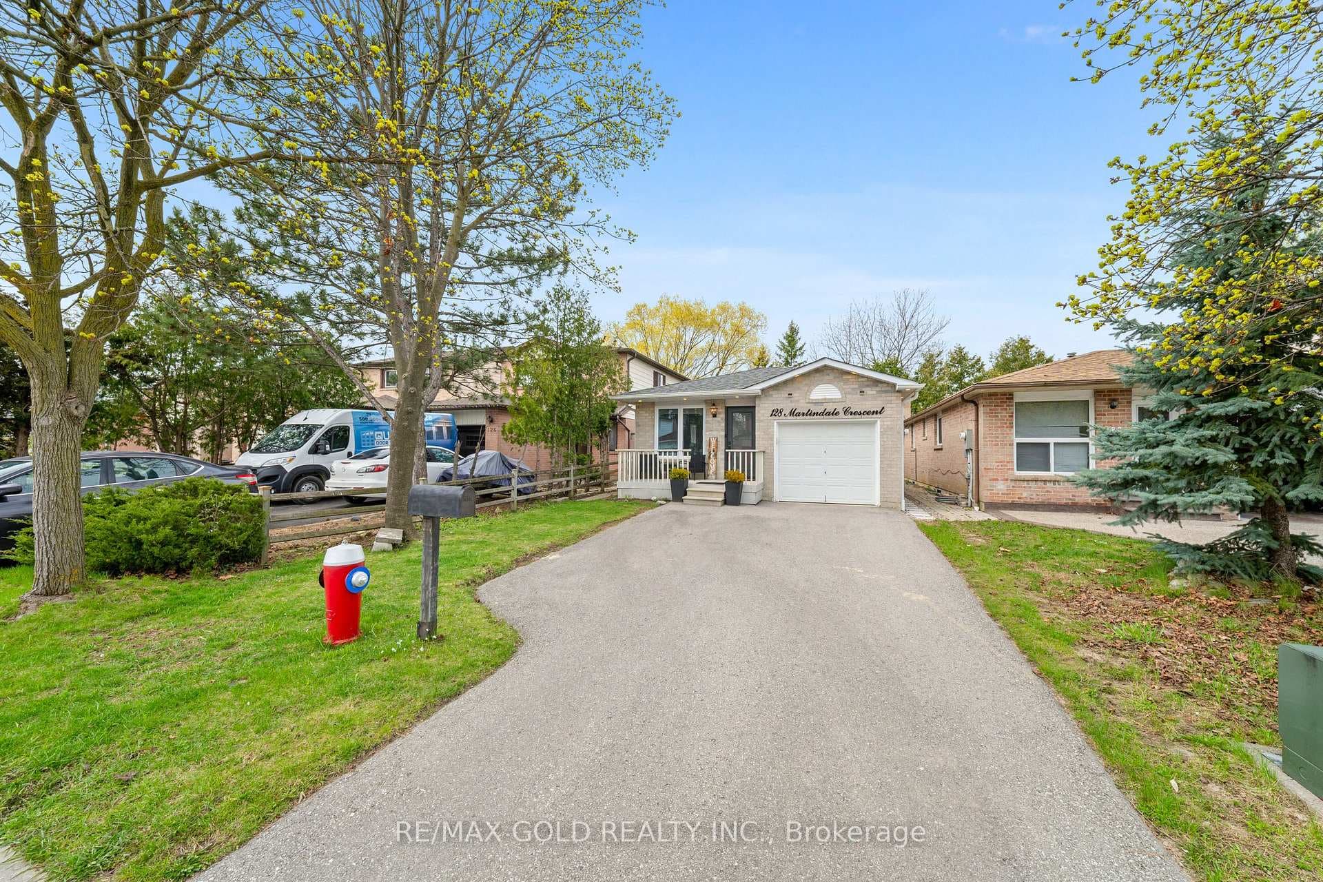 128 Martindale Crescent photo 2