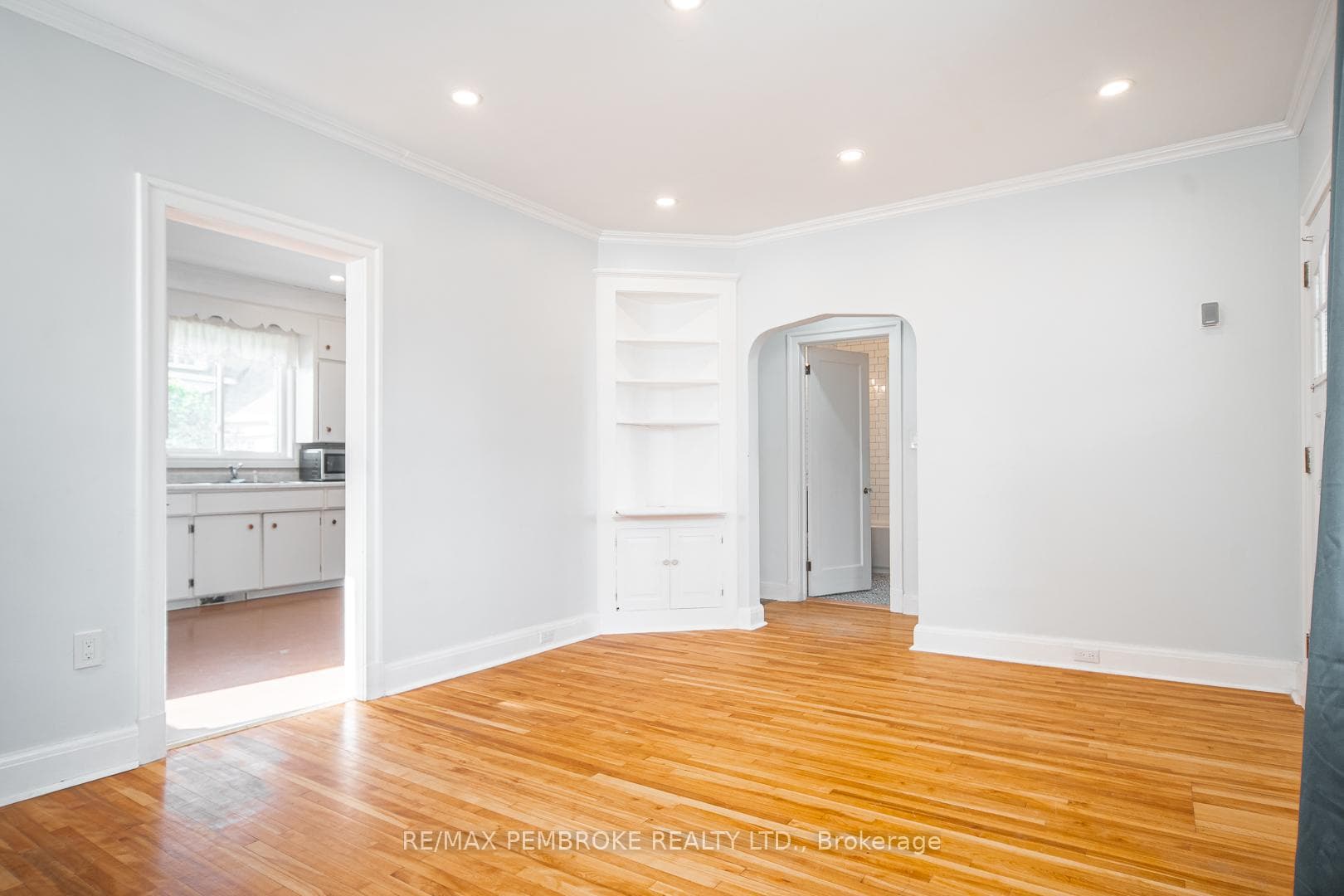 382 Mary Street photo 9