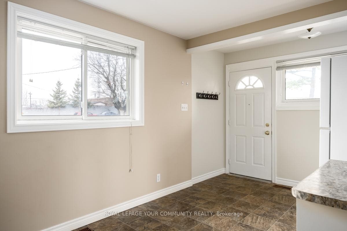 90 Rye Crescent photo 4