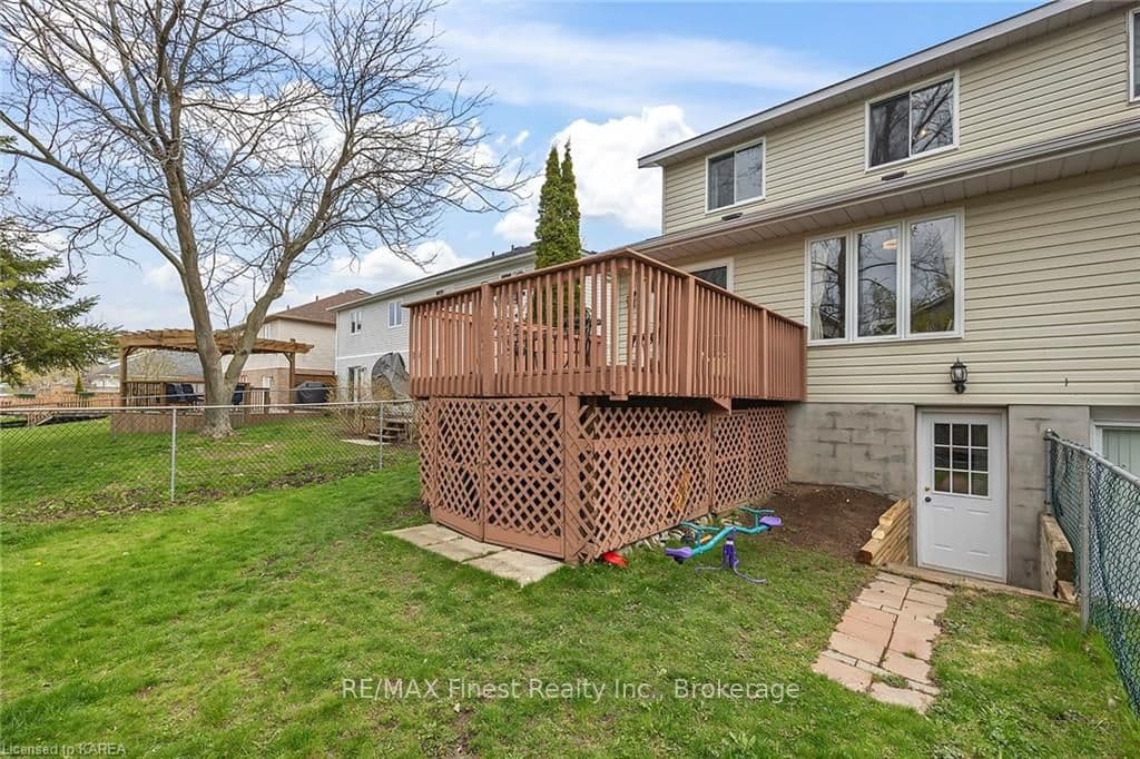 1026 WATERBURY Crescent photo 42
