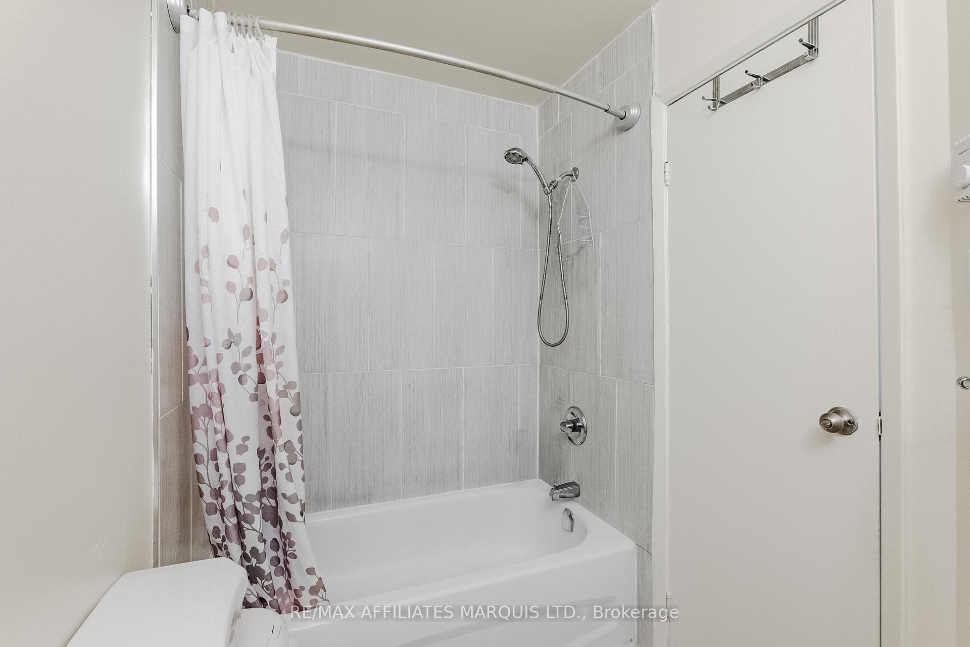 812 Glengarry Boulevard photo 29