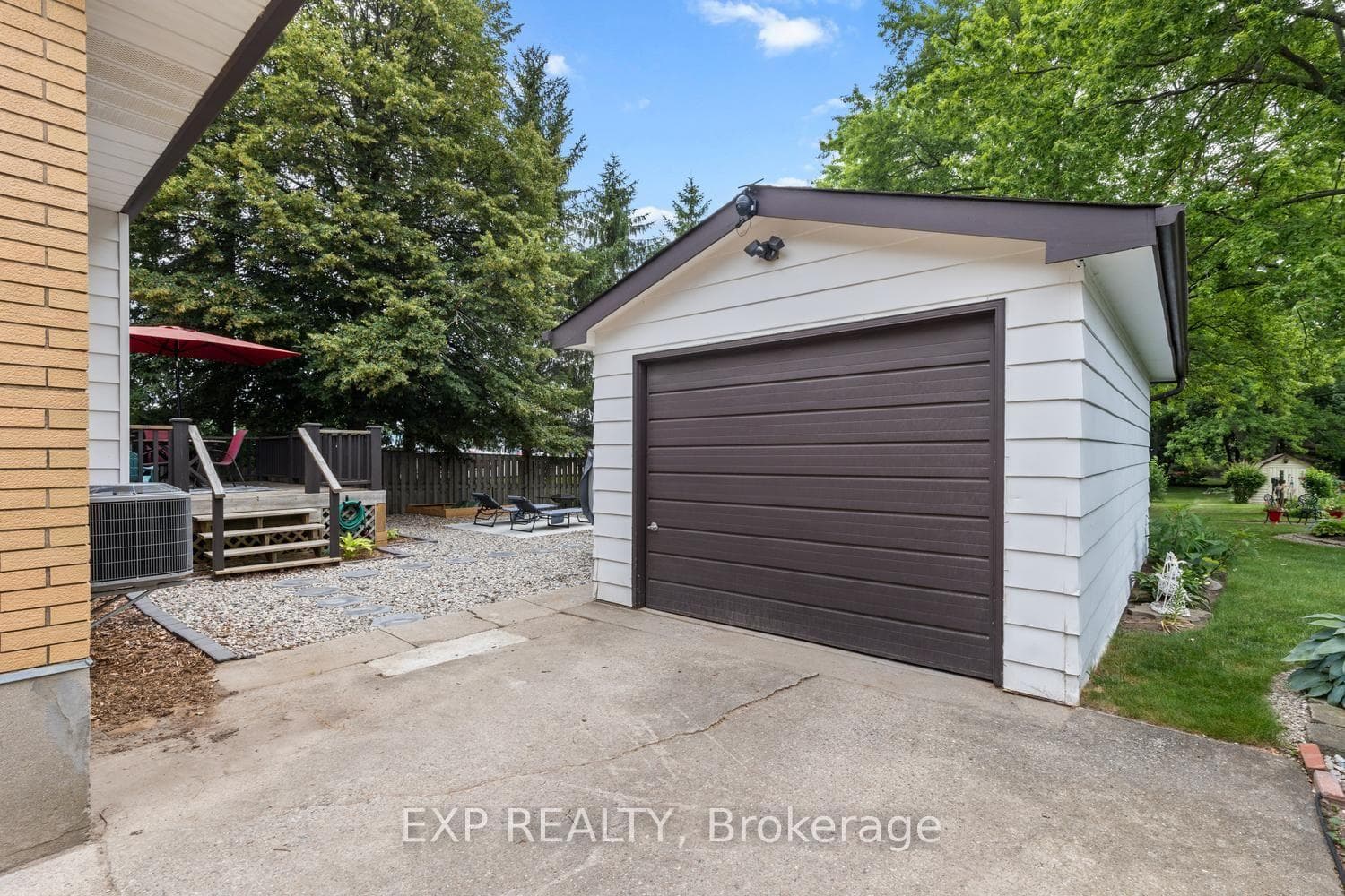 577 Dewan Street photo 49