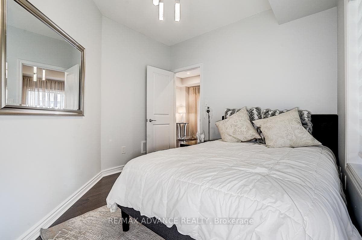 30 Laskin Drive photo 5