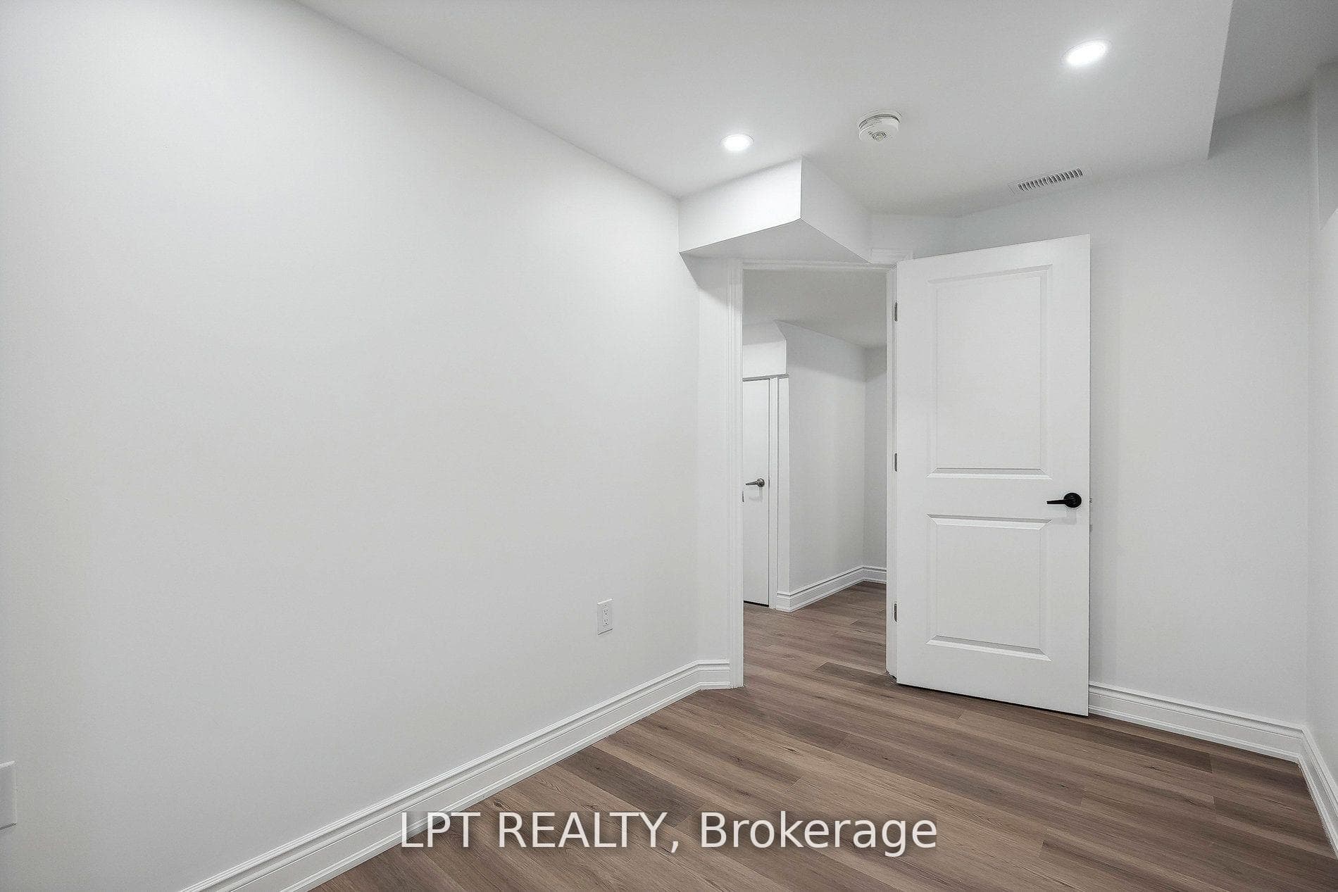 140 Springvalley Crescent Unit Lower photo 9