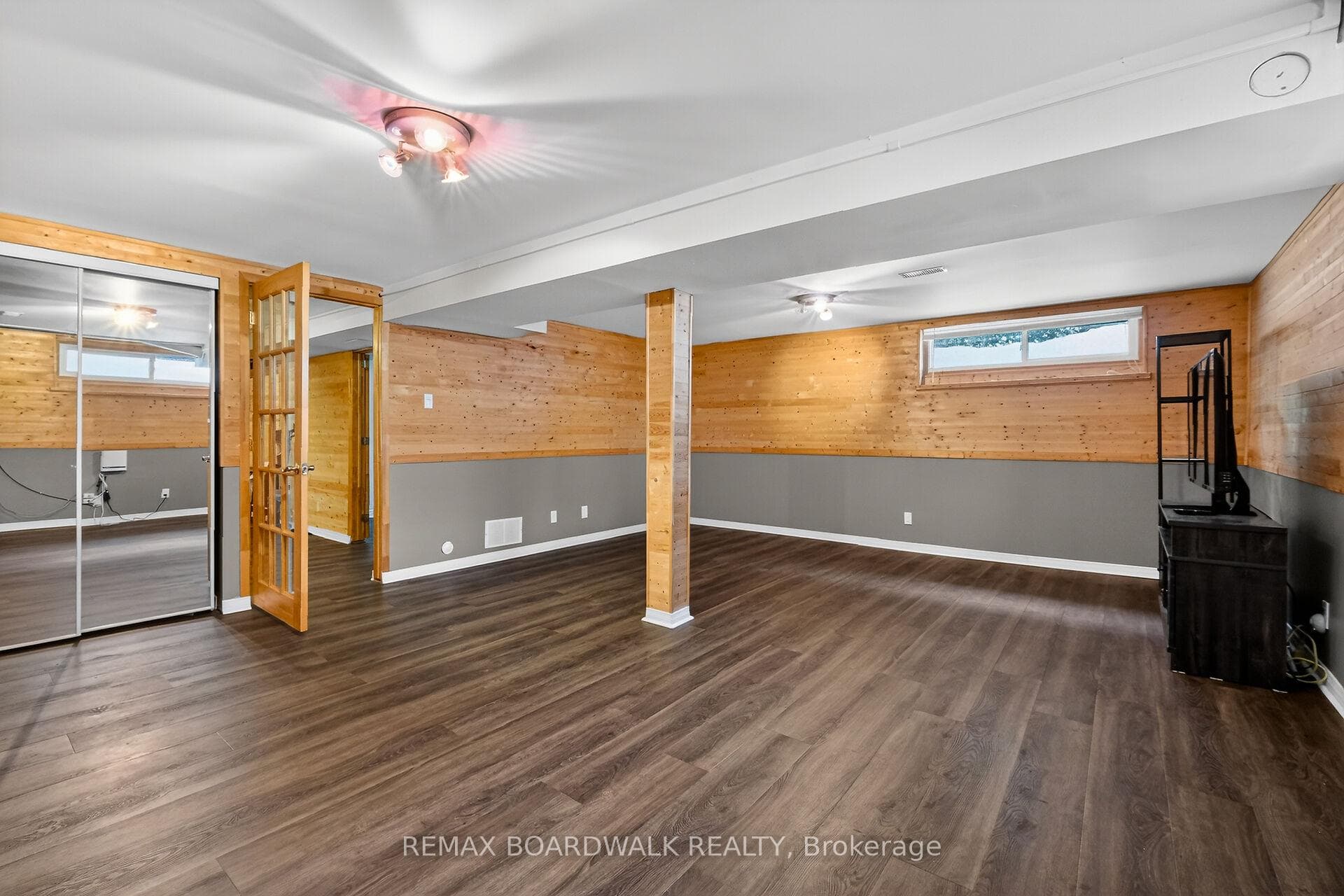 2462 Tupper Avenue photo 38