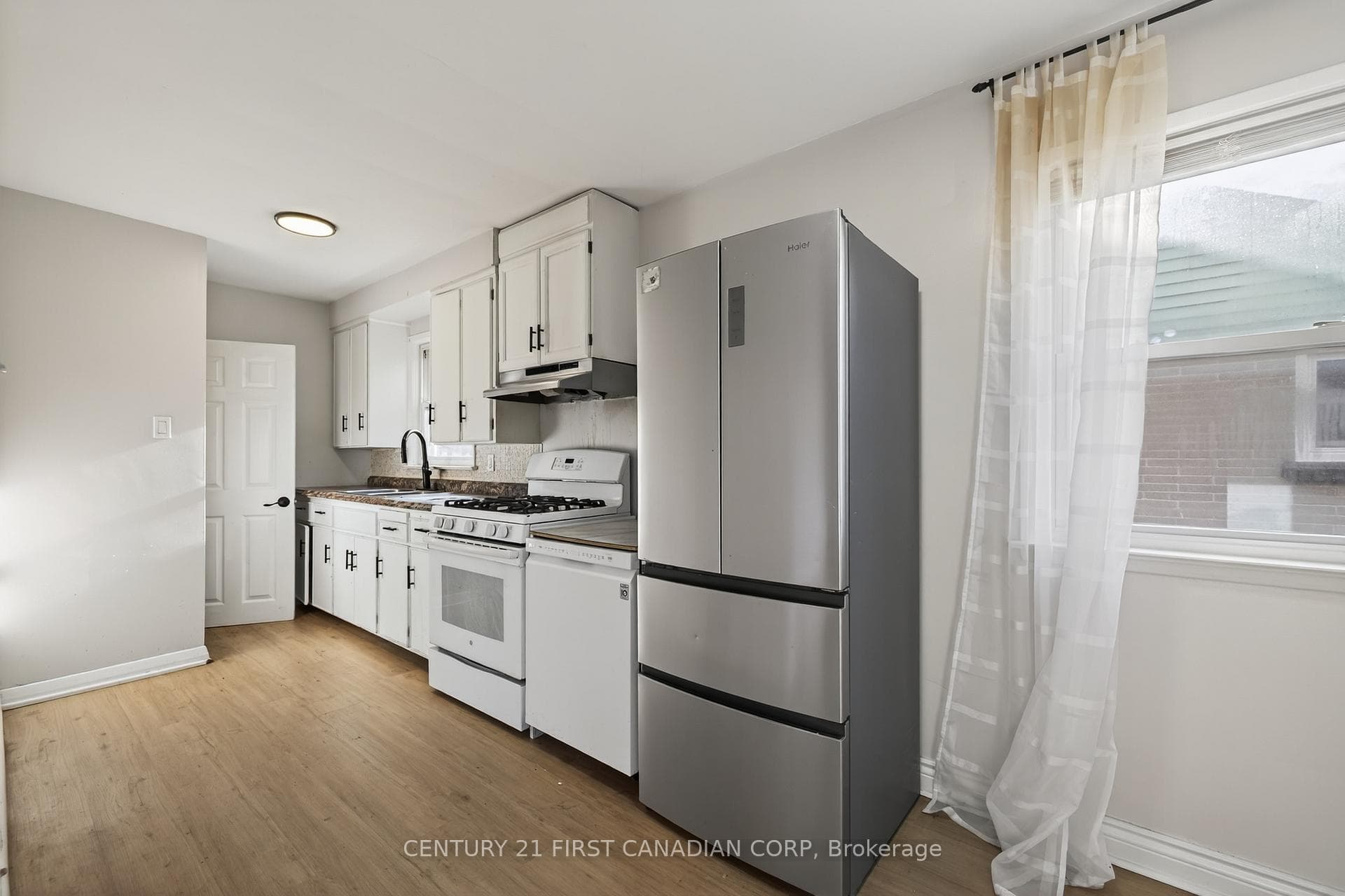 332 Manitoba Street photo 5