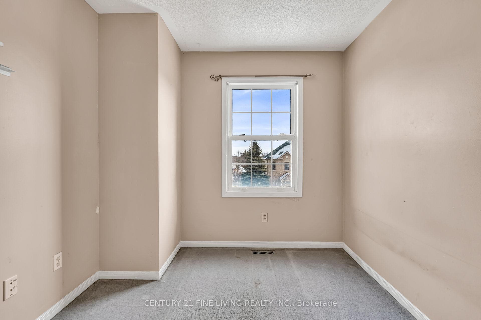 209 Provincial Place photo 32