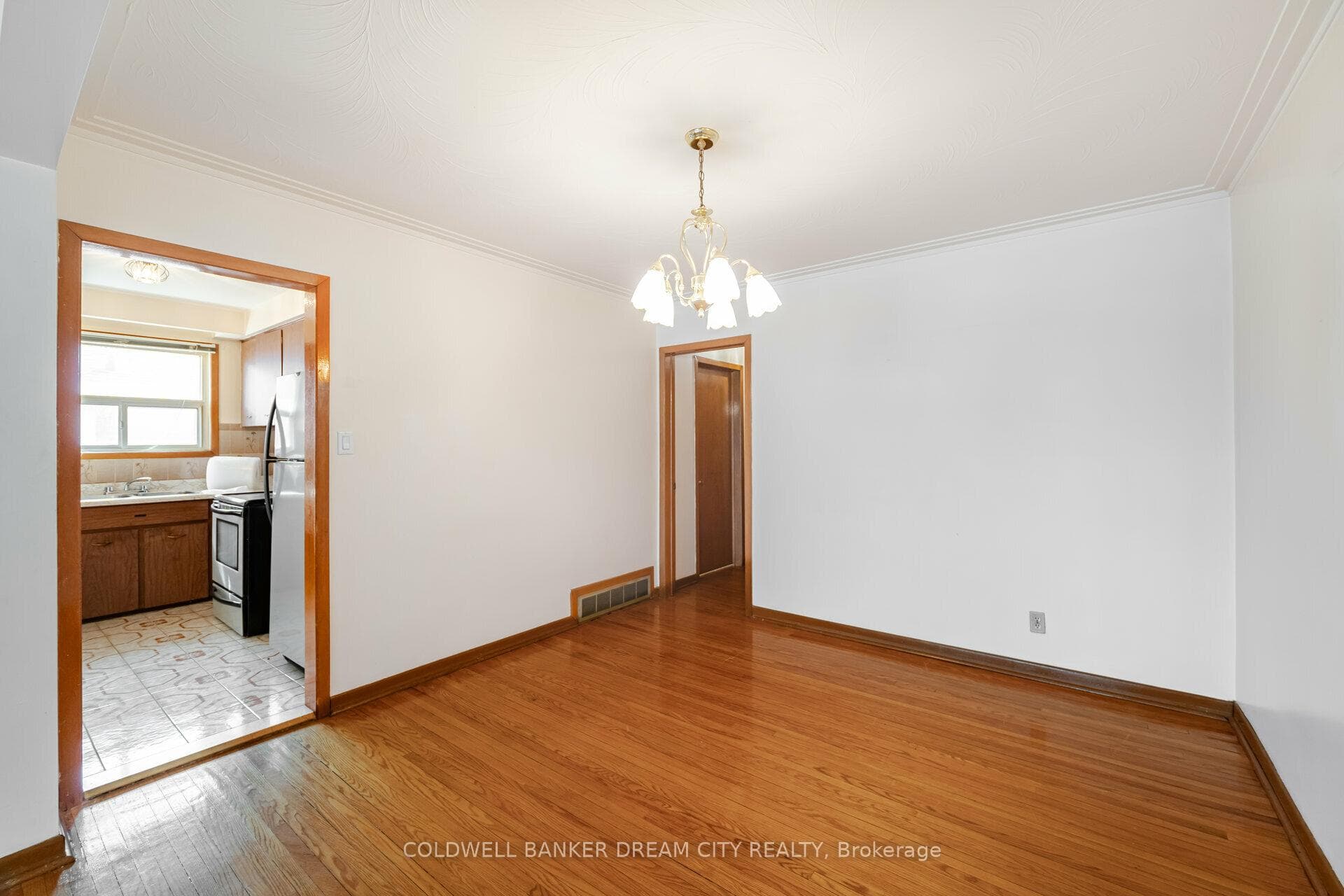 286 Hullmar Drive photo 11