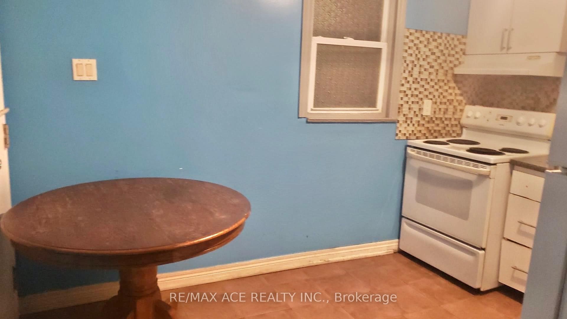 7098 Goreway Drive photo 2