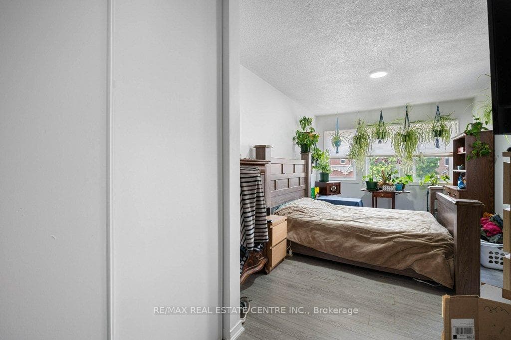 295 Langlaw Drive photo 22