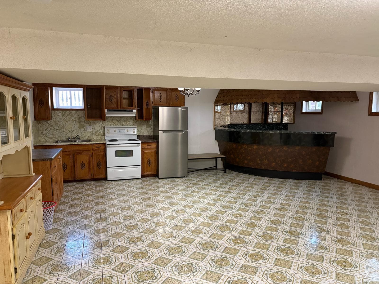 14 Valleycrest Drive Unit Lower photo 2