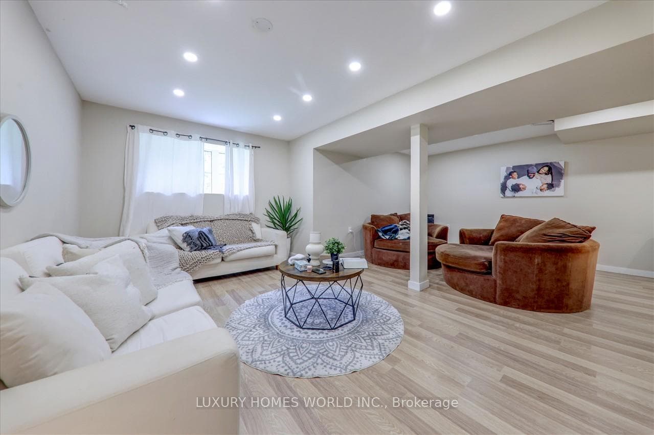 85 Hickling Lane photo 32