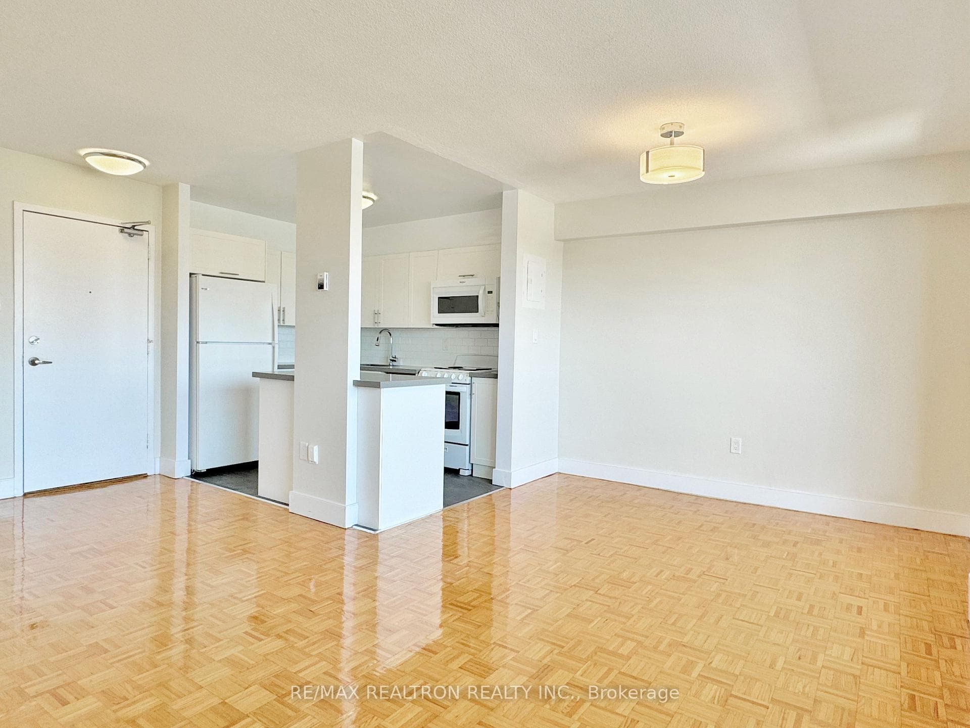 666 Spadina Avenue Unit 810 photo 3