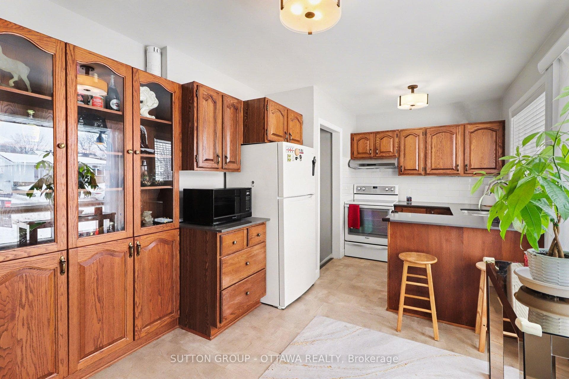 Dining area/hutch