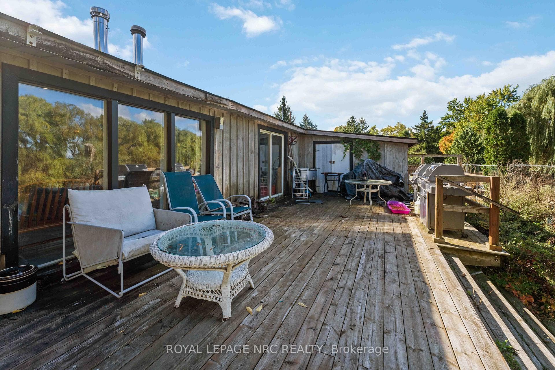 Enjoy outdoor entertaining? This spot is perfect
