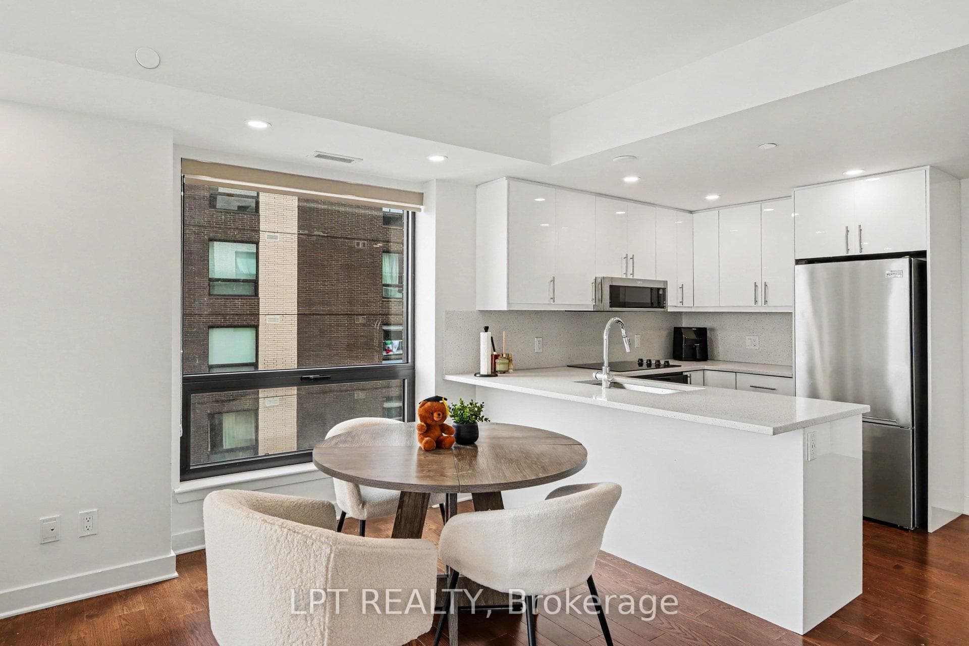 180 George Street Unit 1705 photo 5