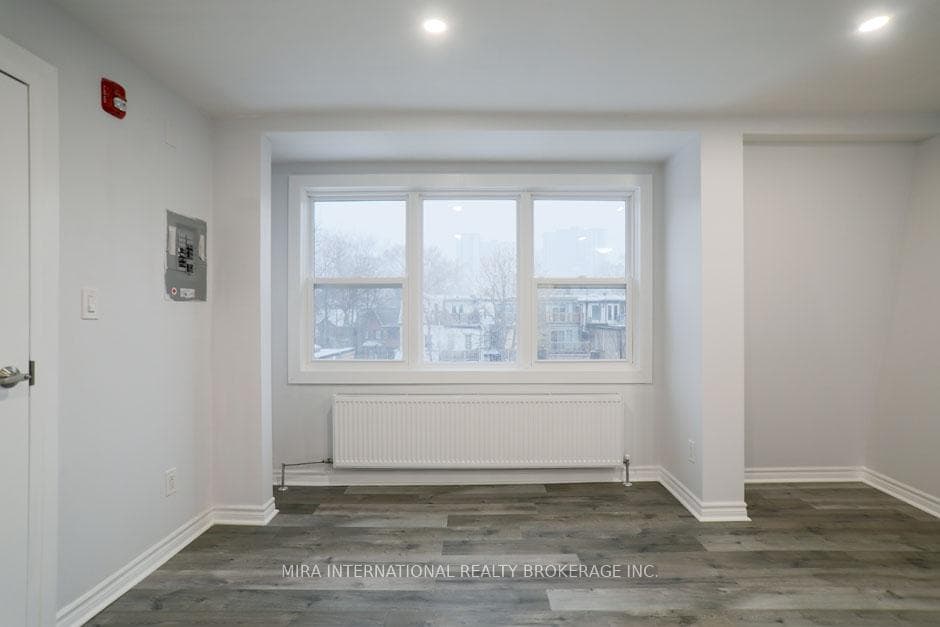 210 Carlton Street Unit 302 photo 3