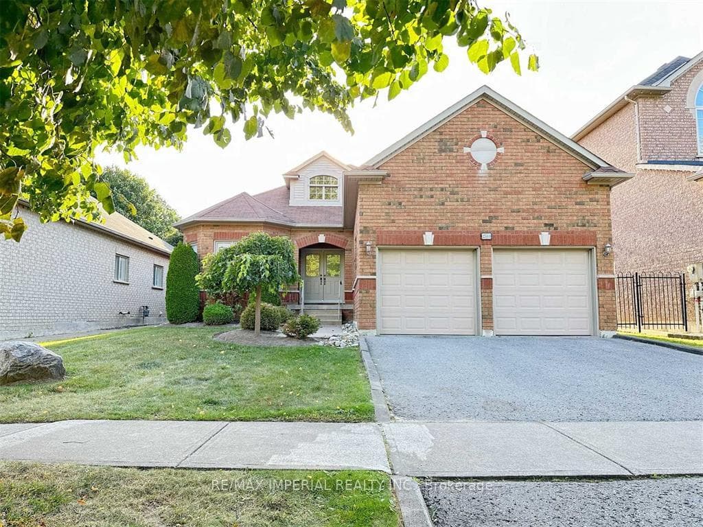 2344 Canterbury Crescent photo 2