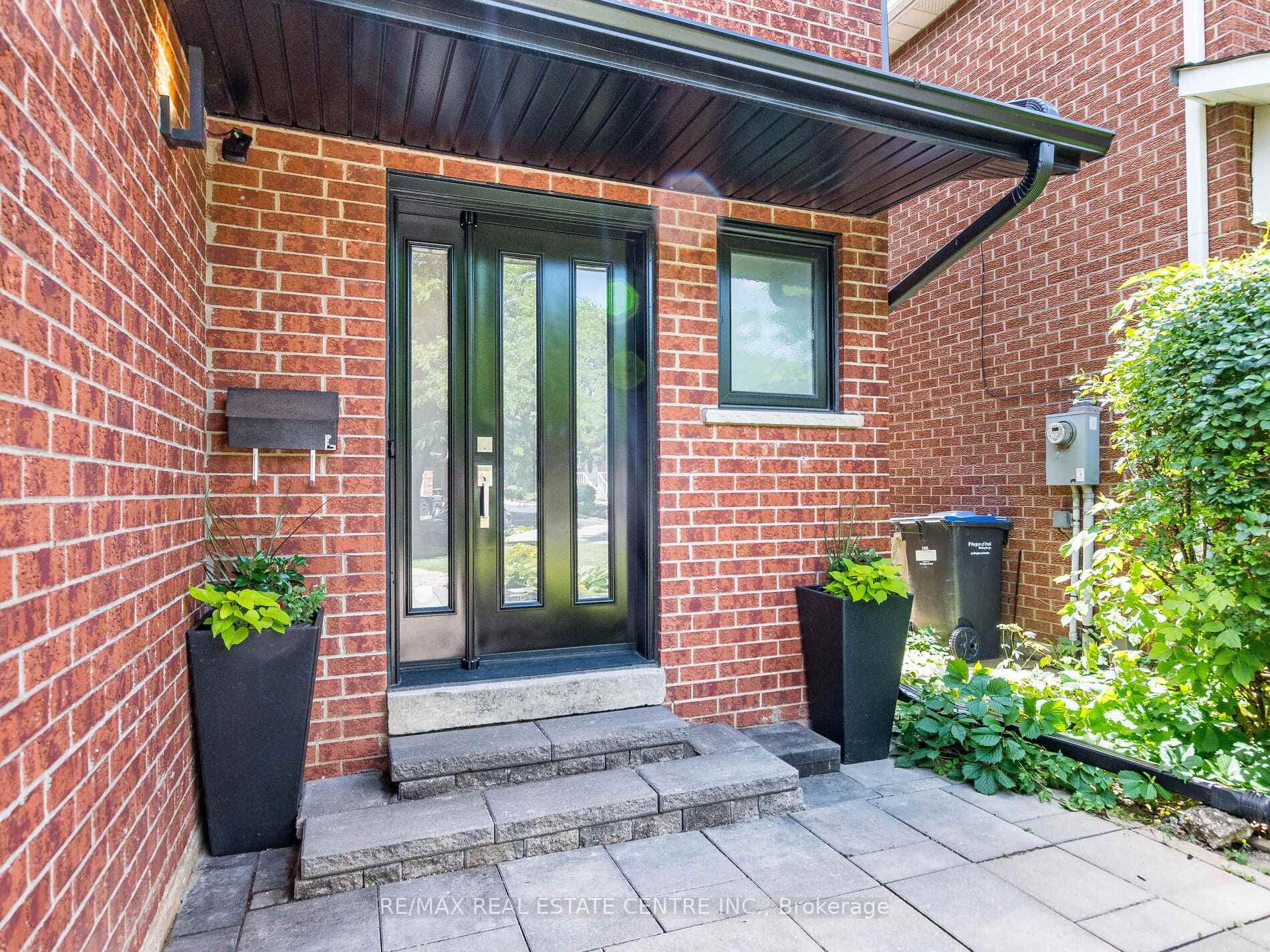52 MOZART Crescent photo 5