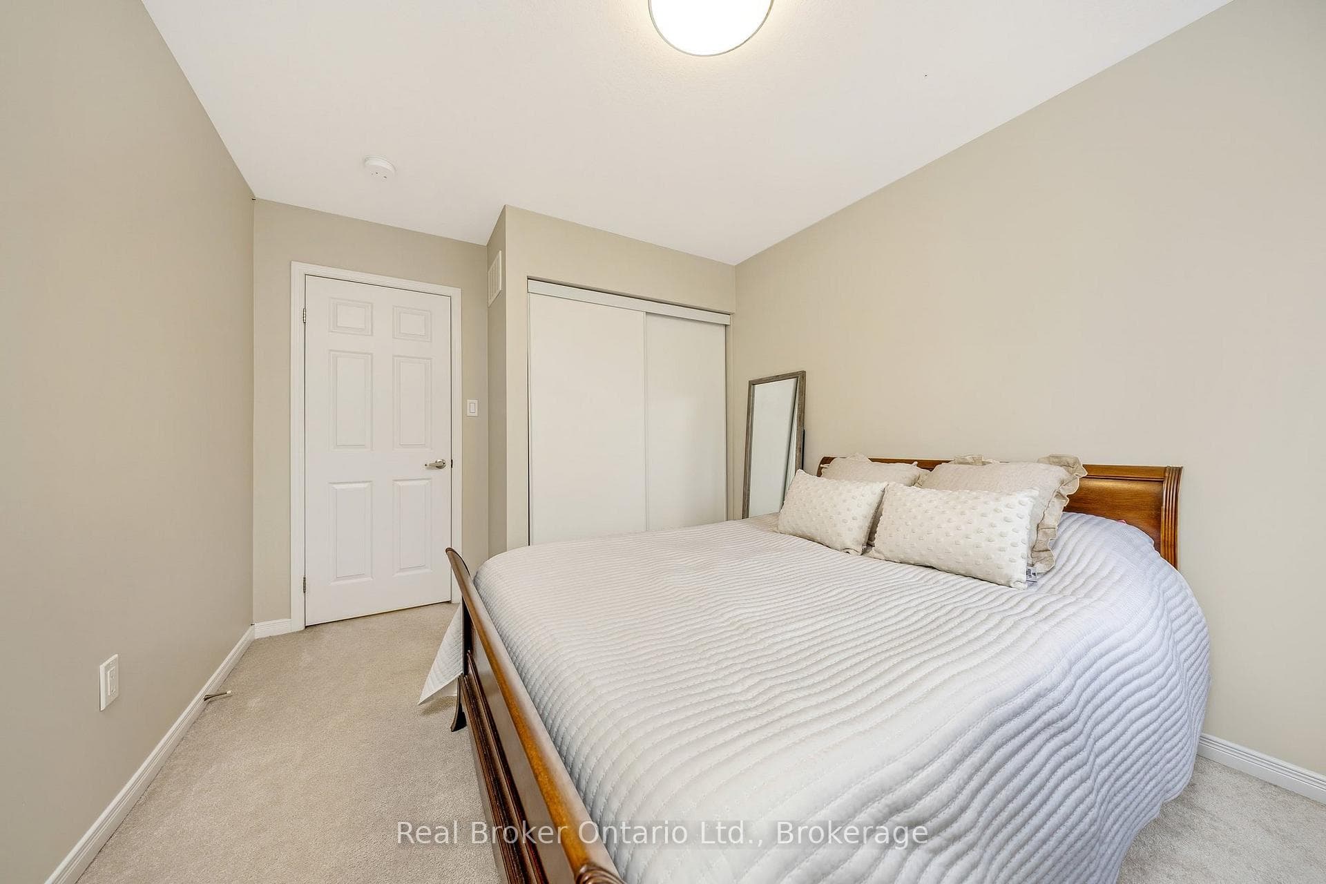 241 Pineglen Crescent photo 28