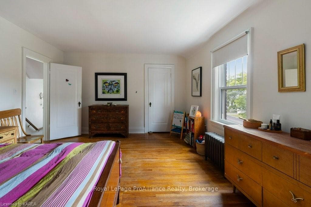 120 DUNDAS Street photo 26