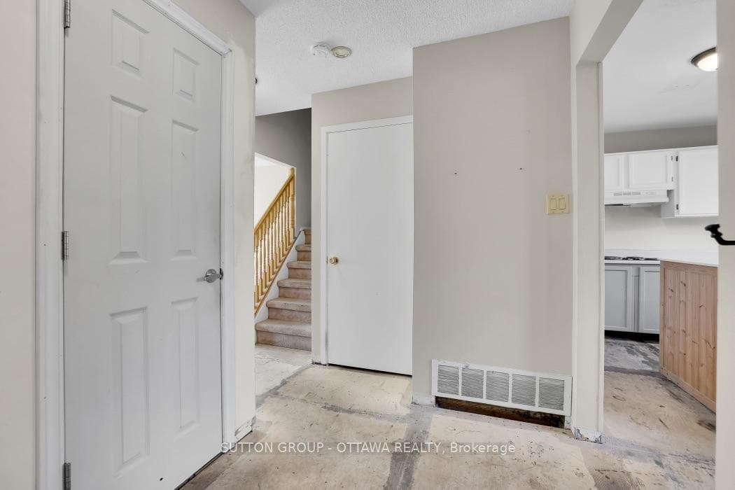 2014 Falkirk Crescent photo 5