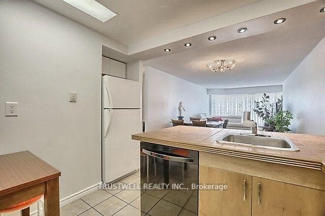 309 Major Mackenzie Drive Unit 812 photo 9