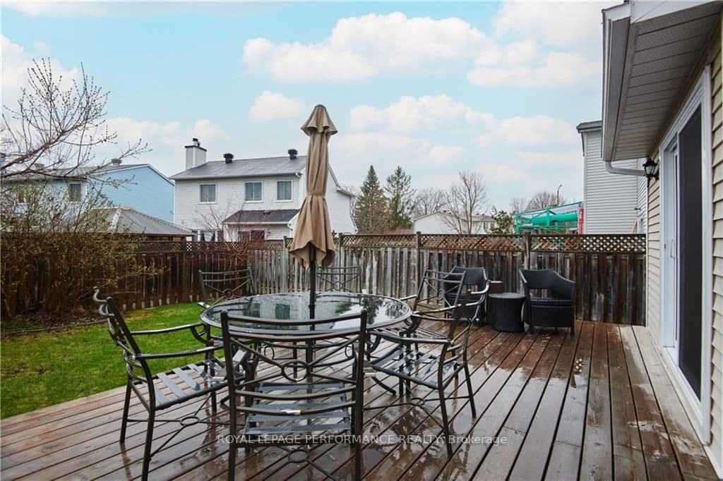 743 FARMBROOK Crescent photo 24