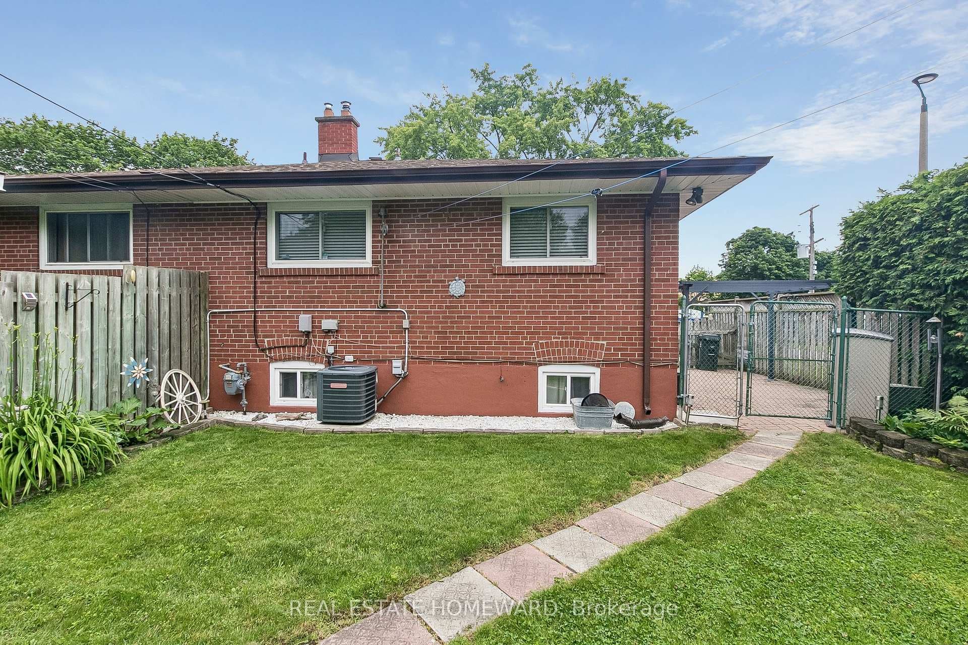94 Rochman Boulevard photo 34