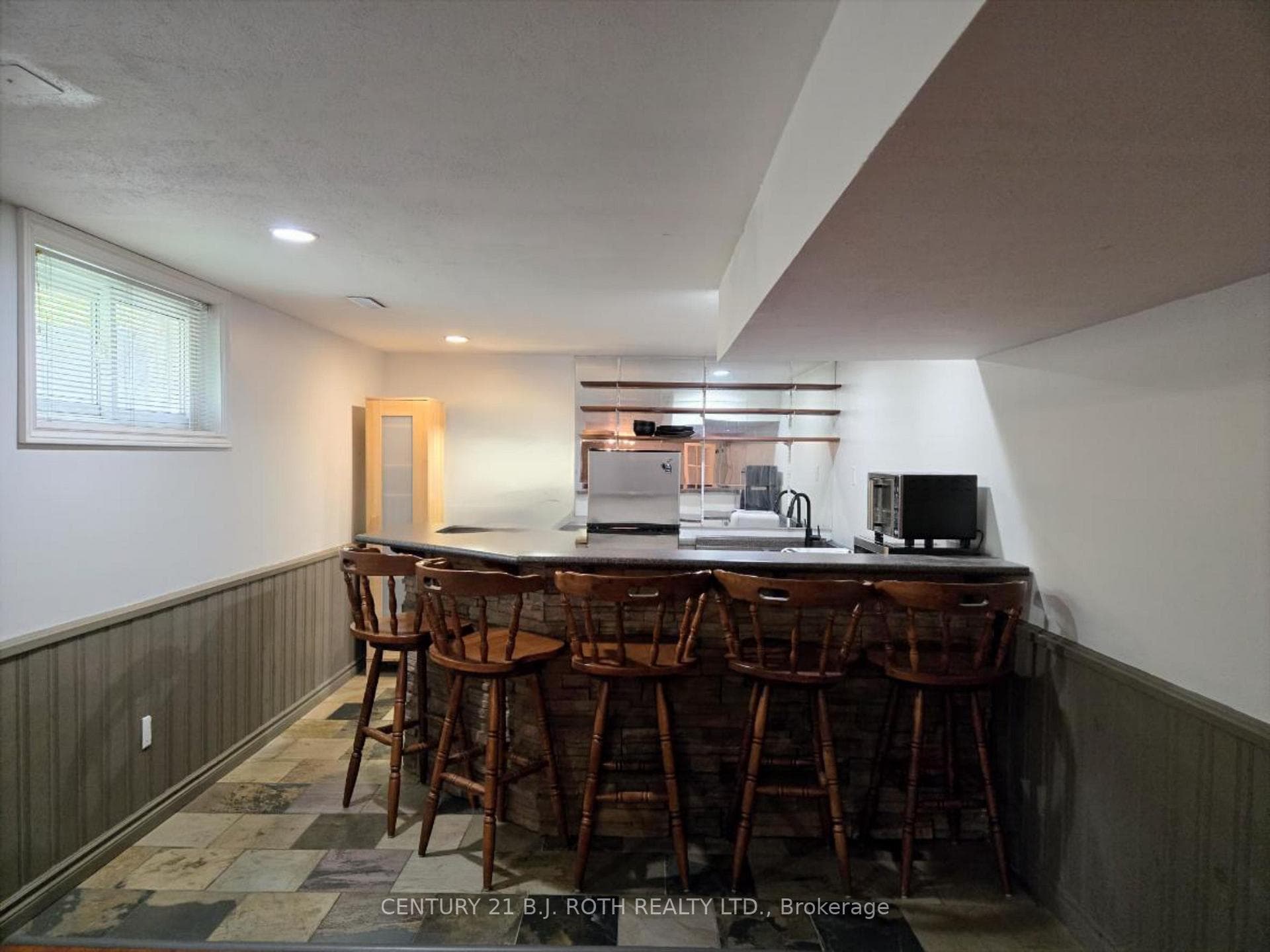105 Chieftain Crescent photo 5
