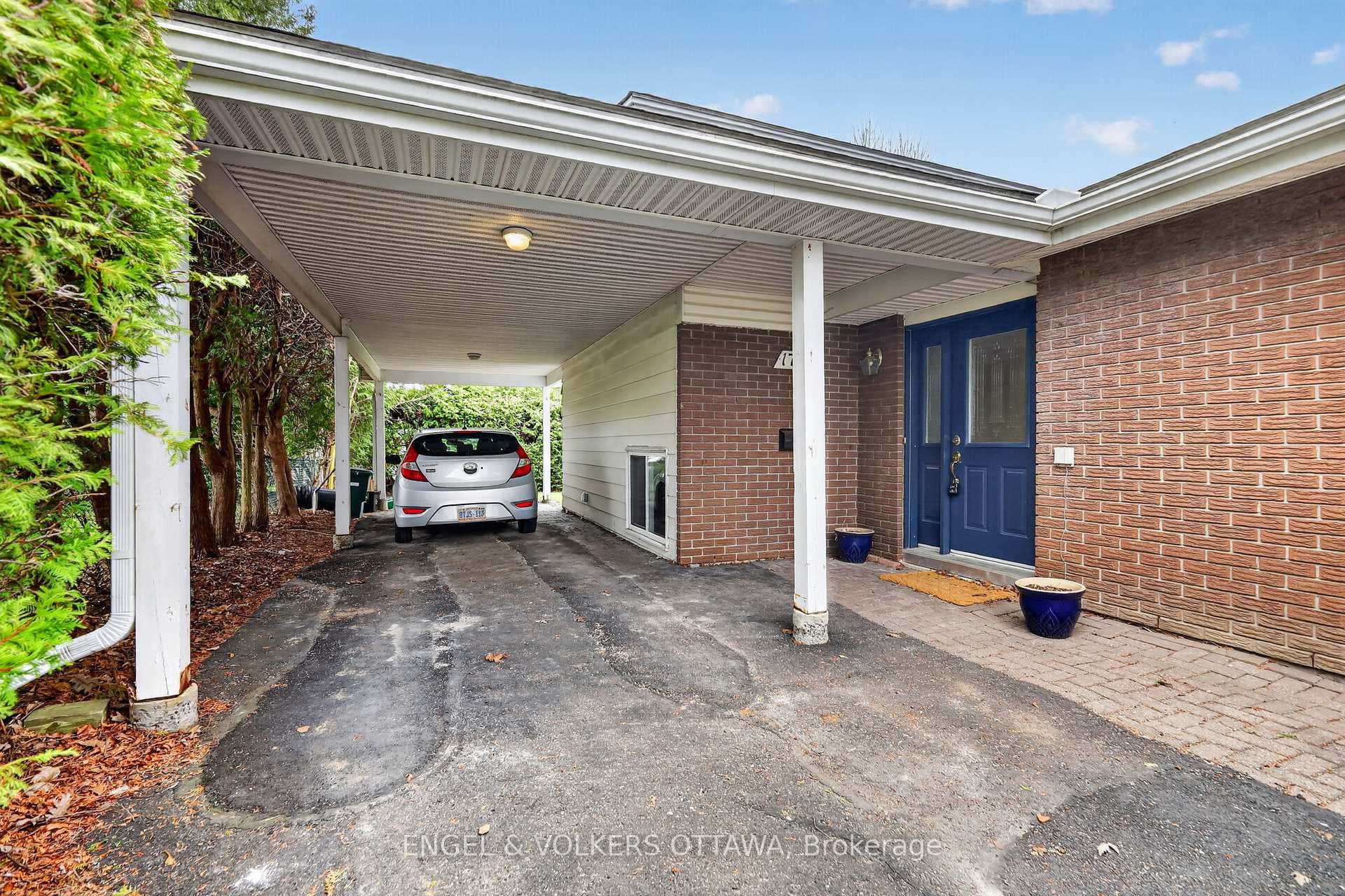 1795 Devlin Crescent photo 2