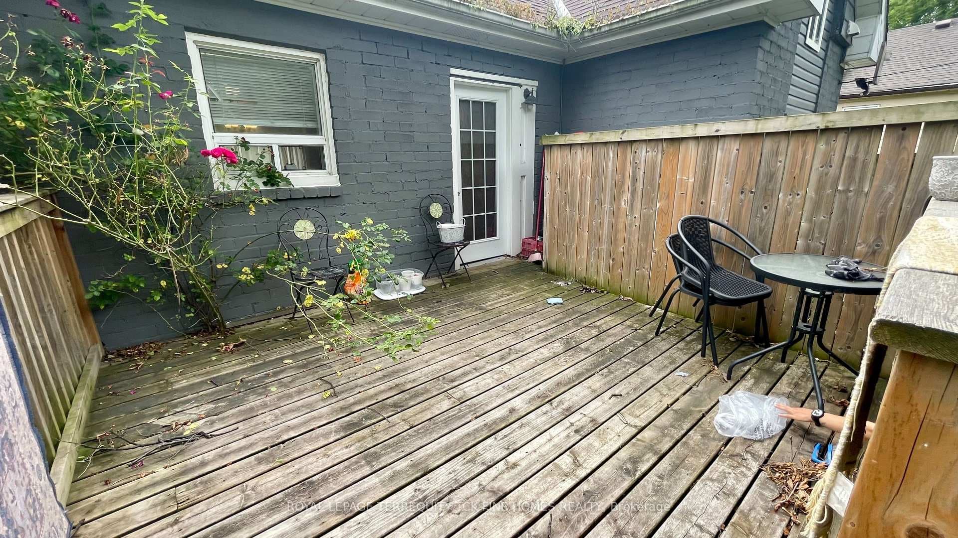 585 Byngmount Avenue photo 11