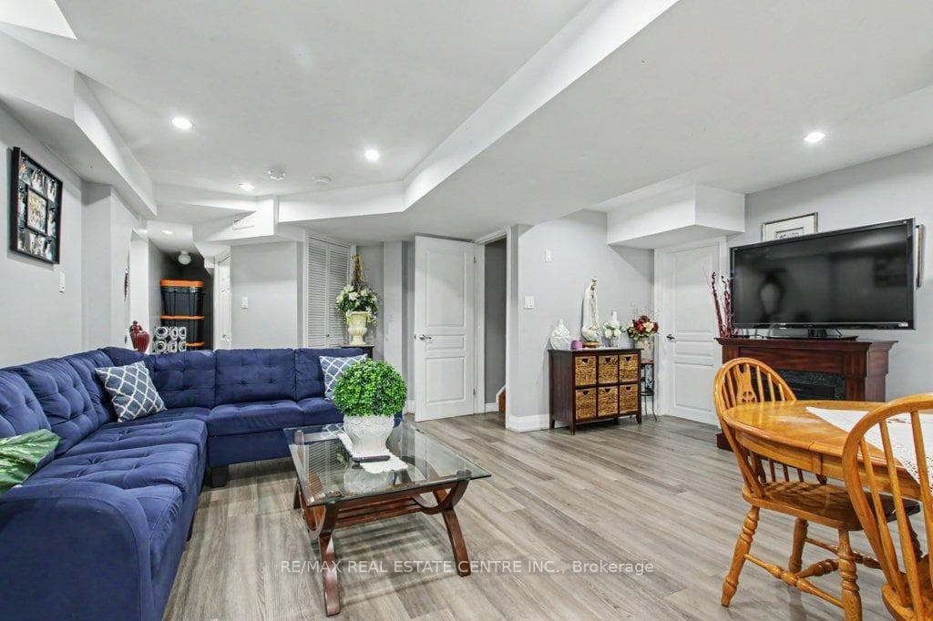 284 Normanhurst Avenue photo 37