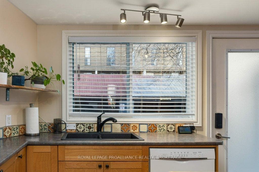 318 Queen Street photo 17