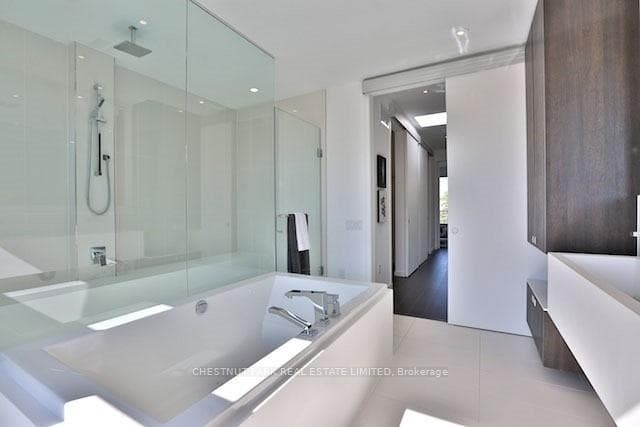 261 Roxton Road photo 8