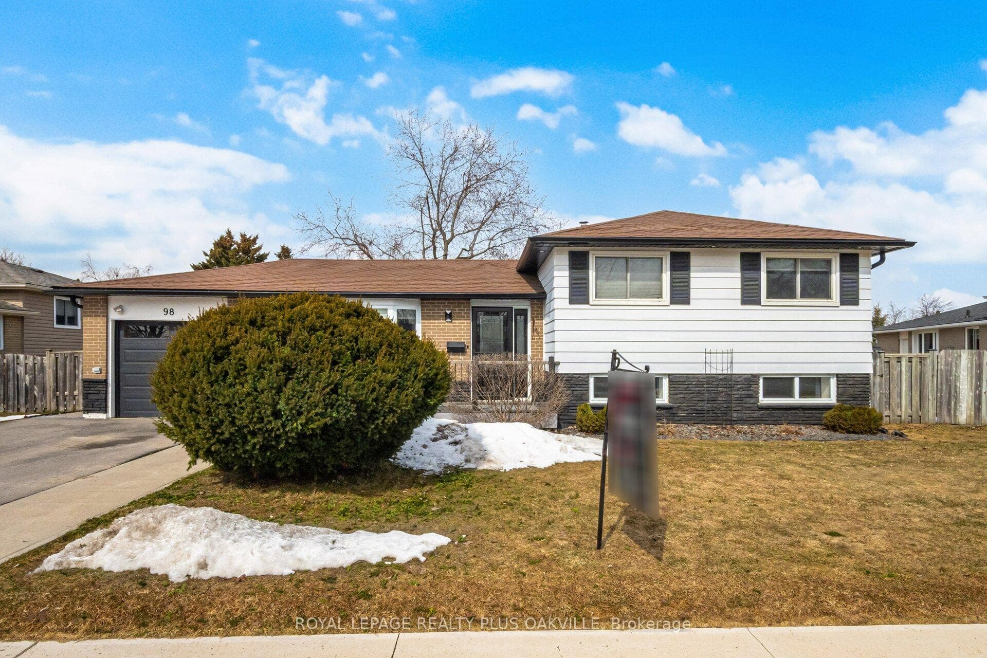 98 Rustic Crescent photo 1