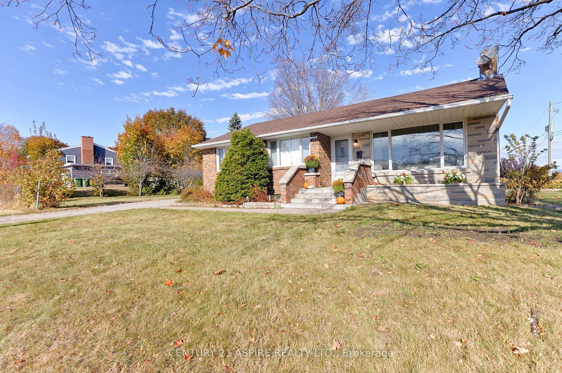553 Champlain Street photo 2