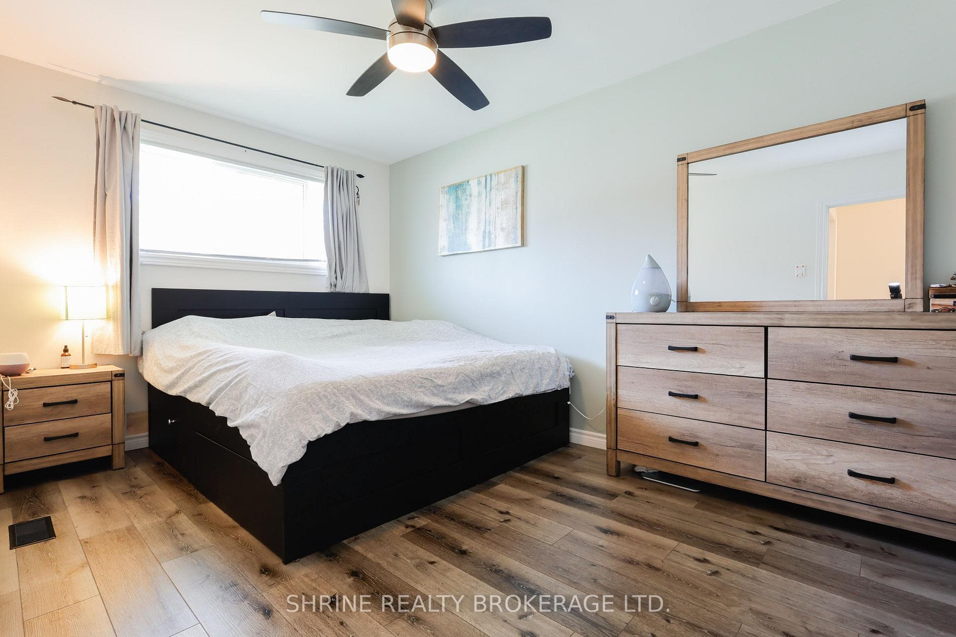 670 Victoria Street photo 16