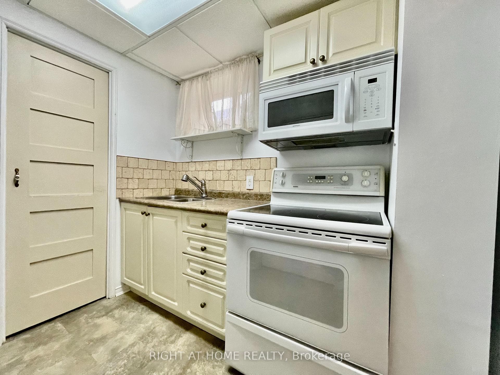 204 COUNTRY Lane photo 13